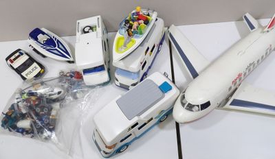 un petit avion en plastique posé sur une table à côté d'autres jouets