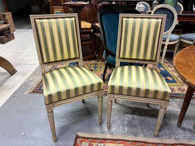 Suite de 6 chaises de style Louis XVI en bois rechampi blanc garn