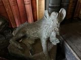 de nombreux livres posés sur la table, sur laquelle se trouvent des statuettes d'animaux