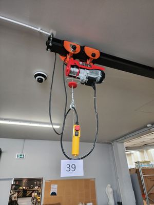 une grue suspendue au plafond d'un garage
