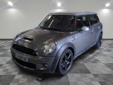une photo d'une Mini Cooper argentée garée dans un garage