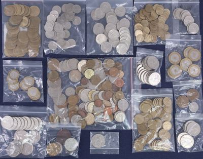 beaucoup de pièces qui se trouvent dans le sac
