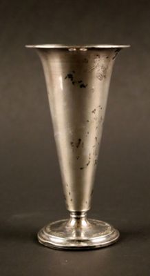Vase cornet en argent étranger 830 millièmes.