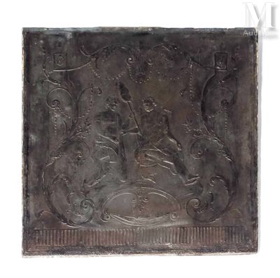 une image représentant une plaque métallique ornée d'un motif