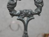 une assiette en argent sur laquelle repose une cuillère en argent