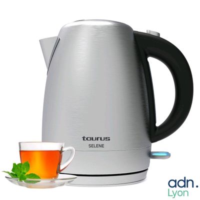 une théière et une tasse de thé sur la table