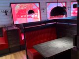 une cabine avec une table et des banquettes rouges dans la pièce