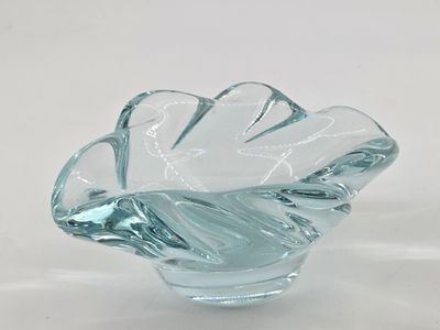 DAUM, Nancy France. Cendrier en cristal soufflé teinté bleu.