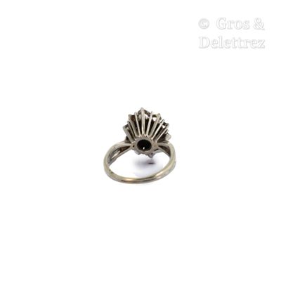 une image représentant une bague en argent ornée d'une pierre noire au centre