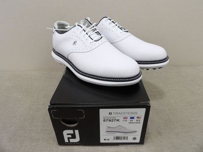 des chaussures de ville blanches pour homme posées sur une boîte noire, sur une table