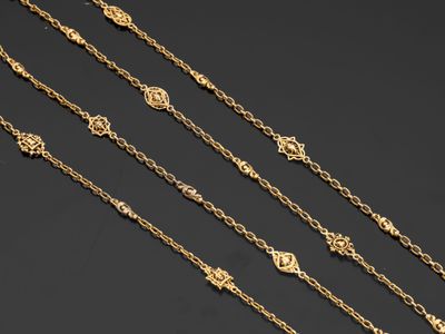 une collection de colliers et de bracelets à chaîne en or