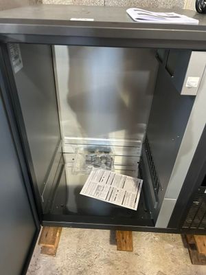 une petite armoire métallique contenant un journal