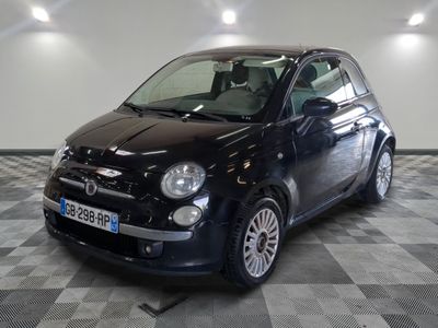 la photo d'une petite voiture noire garée dans un garage