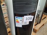 un climatiseur noir et blanc posé sur une palette