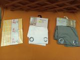 trois paires de pantalons posées les unes à côté des autres sur un lit