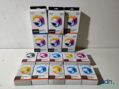 de nombreuses cartouches d'encre de différentes couleurs posées sur une table