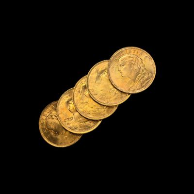 un gros plan sur un tas de pièces d'or sur fond noir