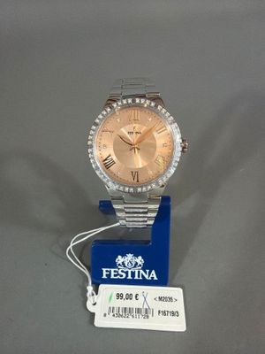 une photo d'une montre posée sur un présentoir, avec une étiquette de prix