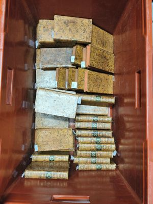 de nombreuses boîtes de nourriture dans un bac en plastique