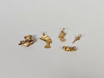 un ensemble de quatre objets plaqués or sur un fond blanc