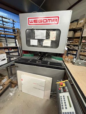 une machine qui se trouve dans une pièce remplie de cartons