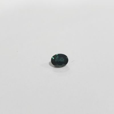 un saphir vert sur un fond blanc