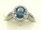 une image d'une bague avec une pierre en topaze bleue