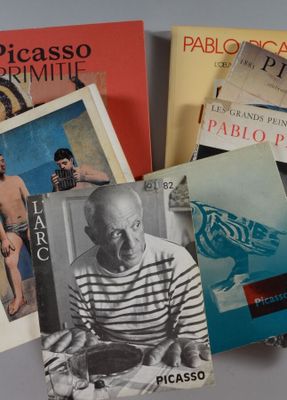 plusieurs livres sont empilés sur une table