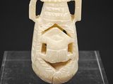une image représentant un vase sculpté sur un fond noir