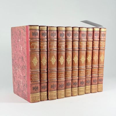 plusieurs vieux livres sont empilés sur une surface blanche