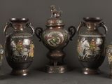 cinq vases aux motifs variés posés sur une table