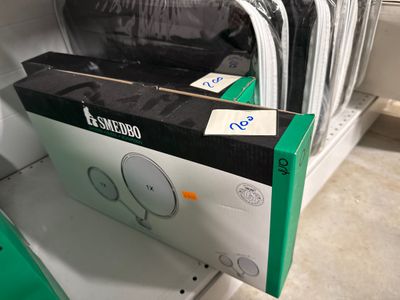 une pile de vêtements posée sur une étagère dans un magasin