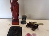 un grand nombre d'objets posés sur une table