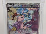une image d'une carte Pokémon dans un étui en plastique