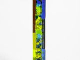 une photo d'un vase en verre orné d'un motif coloré
