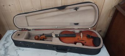 un violon posé dans son étui sur une table