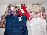 un tas de vêtements posés sur une table
