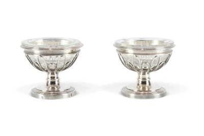 une paire de bougeoirs en métal plaqué argent sur socles