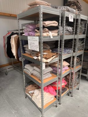 un portemanteau sur lequel sont suspendus de nombreux types de vêtements différents