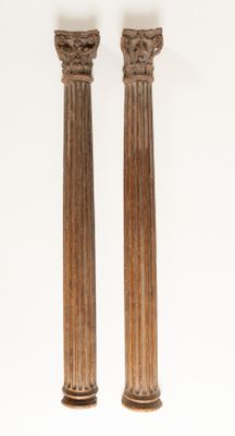 paire de colonnes anciennes en bois sculpté sur fond blanc