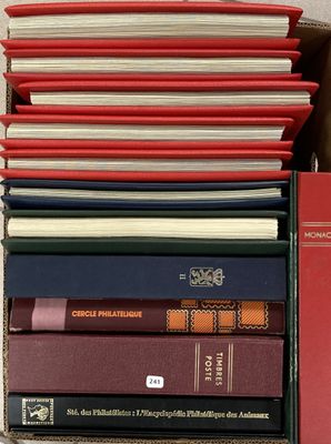 une boîte pleine de livres posée sur une table
