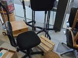 une chaise de bureau placée devant une fenêtre