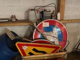 une pile de fûts et un panneau dans un garage