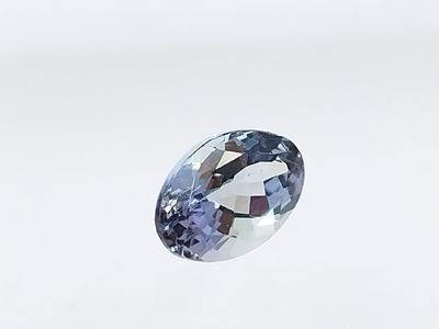 un saphir bleu de forme ovale sur fond blanc