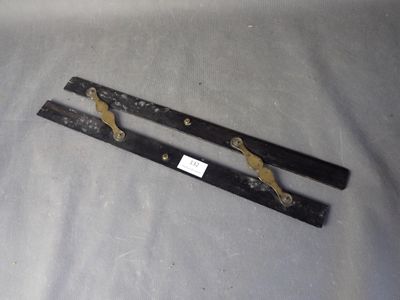 deux vieux skis posés sur une table