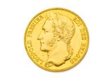 gros plan d'une pièce d'or sur fond blanc