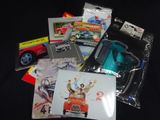 une pile de CD posée sur une table