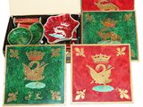 quatre boîtes contenant des objets décoratifs, posées sur une surface blanche
