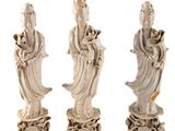 Trois statues représentant des femmes asiatiques sont représentées sur un fond blanc