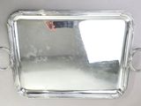 un plateau en argent muni de poignées et d'une poignée